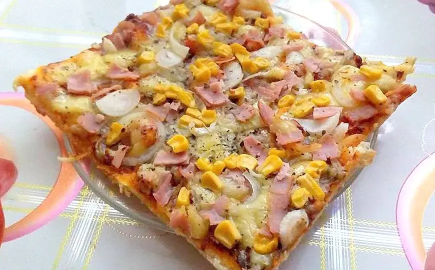 Pyszna pizza z gotowego ciasta krok po kroku