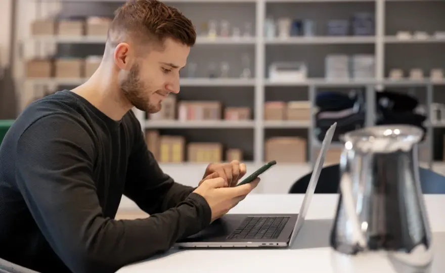 Między pracą a odpoczynkiem – nowe sposoby na szybki reset online