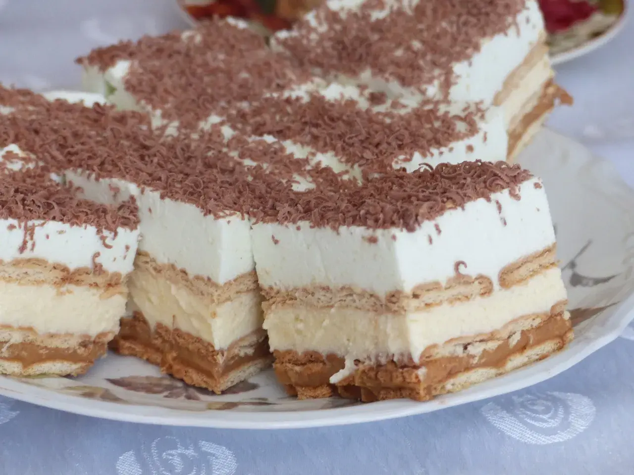 Ciasto bez pieczenia z herbatnikami - przepis na pyszny deser