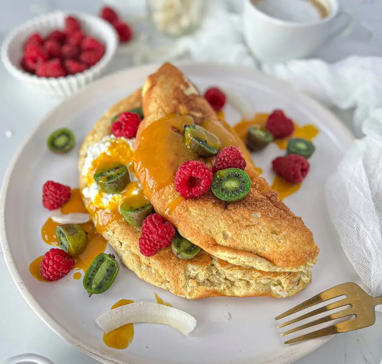 Puszysty omlet na talerzu