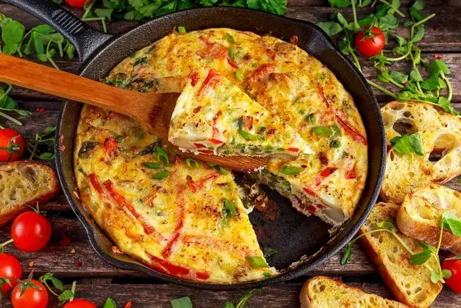 Wytrawny omlet z warzywami na patelni
