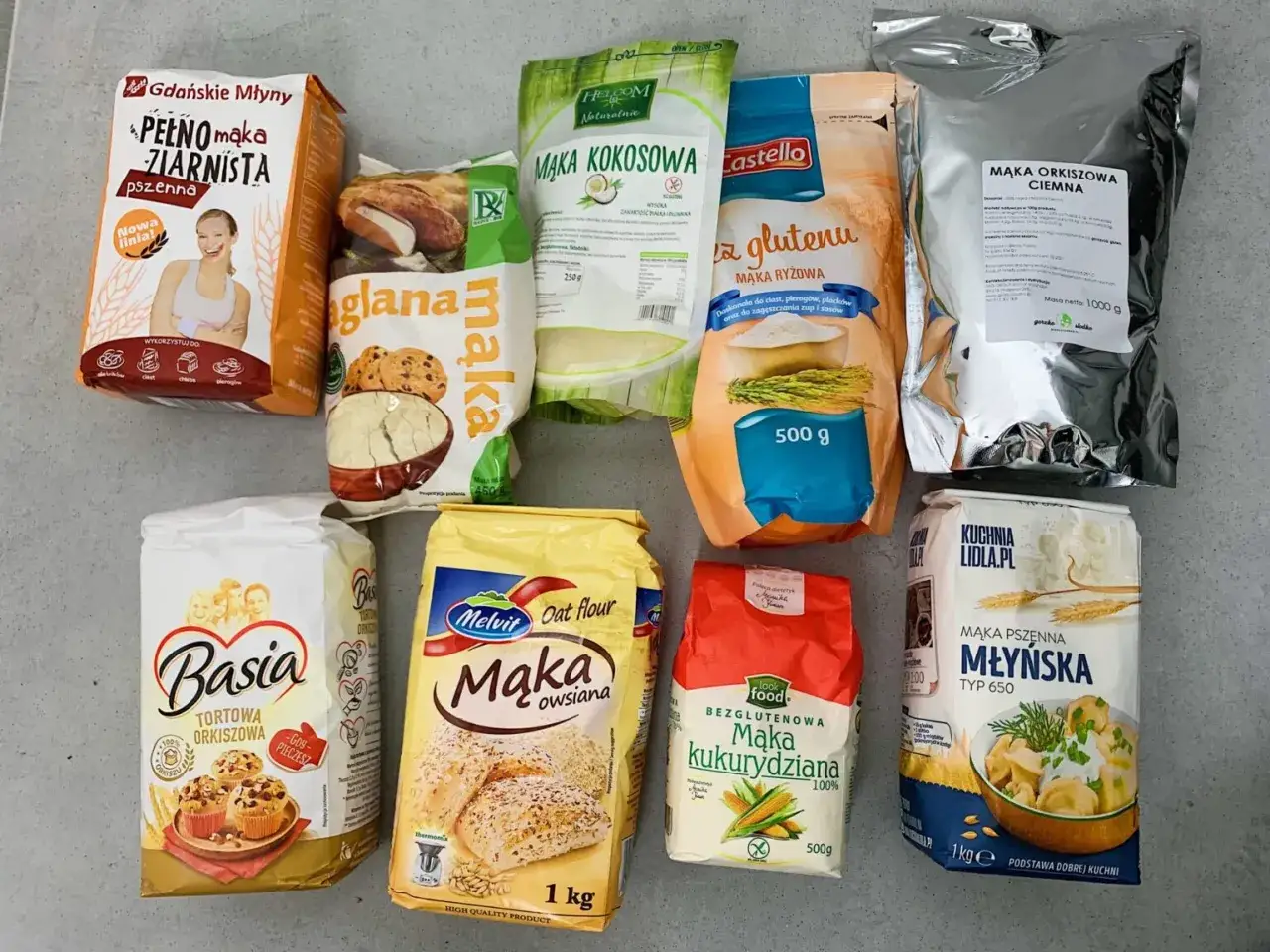 różne rodzaje mąki w miseczkach