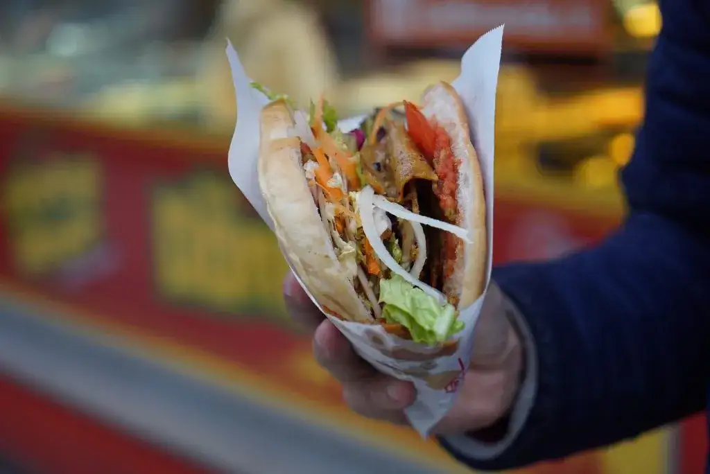 Zdjęcie Ile kalorii ma kebab? Zaskakujące fakty o kaloryczności popularnej przekąski