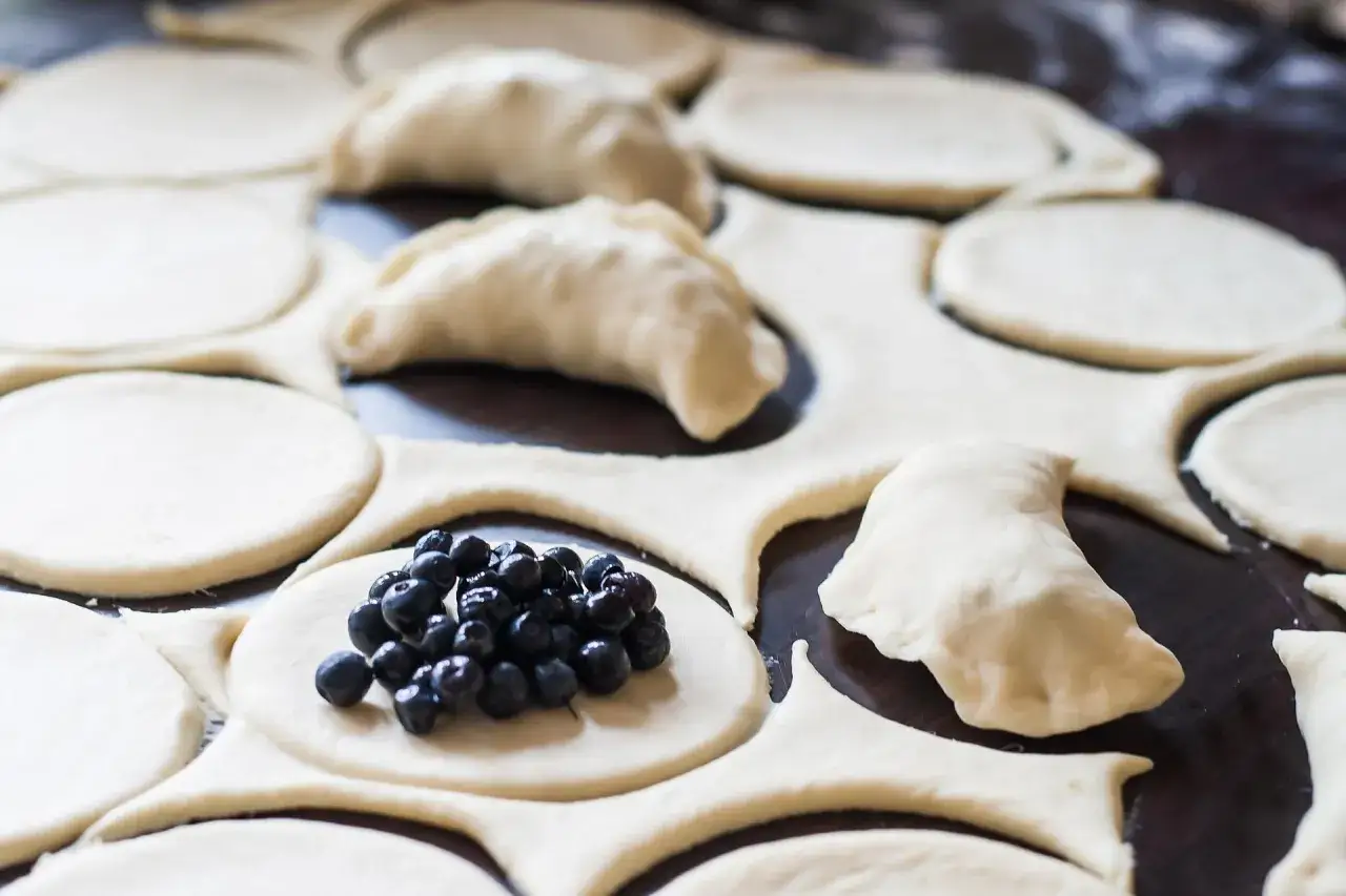 Formowanie pierogów drożdżowych