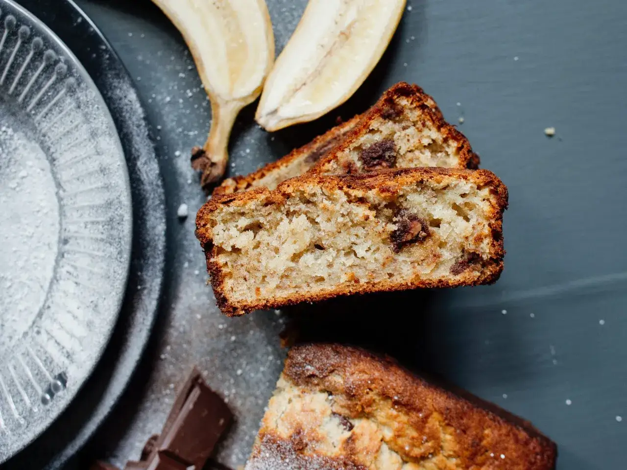 Gotowy chlebek bananowy bez glutenu na kratce do studzenia
