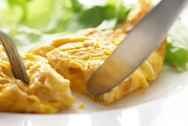 Zdjęcie Kalorie w omlet z 3 jajek: Zaskakująco niski lub wysoki wynik?