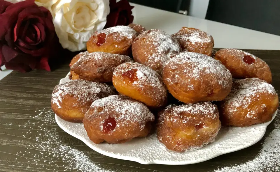 Pączki z jogurtu: przepis na puszyste słodkości w 15 min!